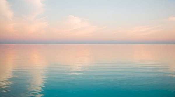 Olas suaves en la orilla con luz tranquila, un entorno sereno
